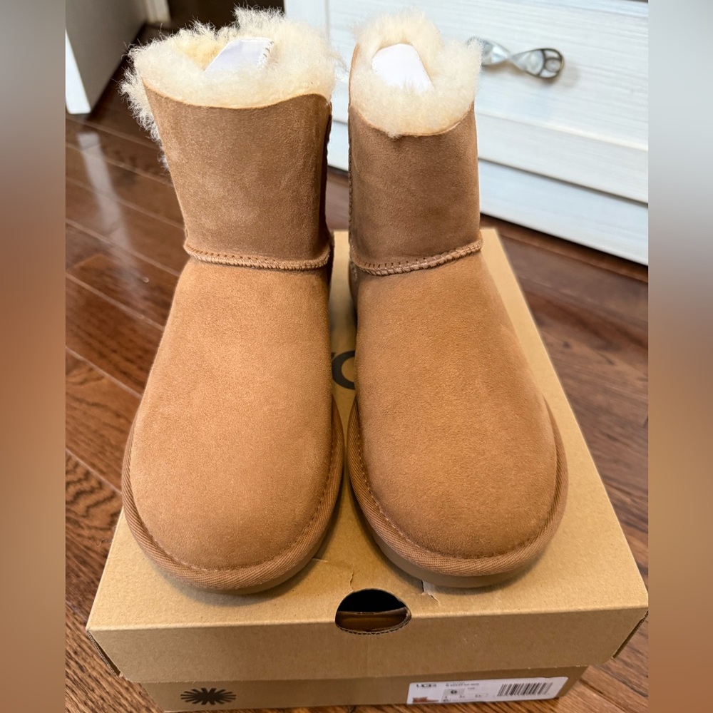 Ugg Bailey Zip mini shearling short boot with side zipper. Size US 6. BRAND NEW!